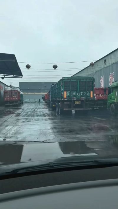 20多年有机肥厂家，下雨天也不耽误装车发货，用有机肥料选大厂家 做到了售前有服务，售后有保障。感谢每一位新老客户的支持与信任😃