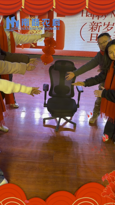 🎇 元旦快乐，温暖相伴 🎇时光匆匆，感恩 2025 年每一份支持与陪伴！从猪场到工厂，南商农科的成长，离不开每一位合作伙伴与家人的信赖！2026 年，我们将继续以贴心服务和硬核设备，陪您一路前行，养殖